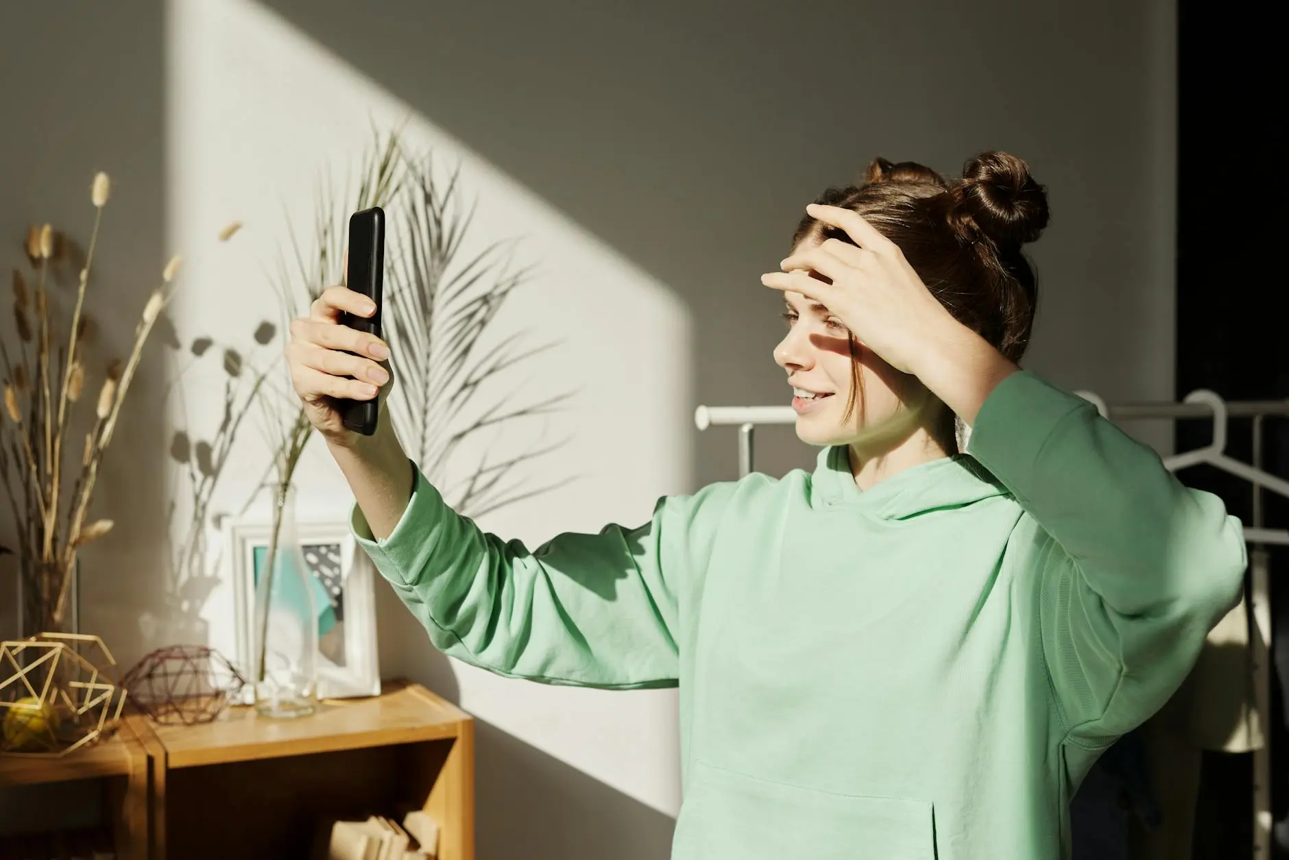 mujer-cubriendo-su-rostro-por-el-sol